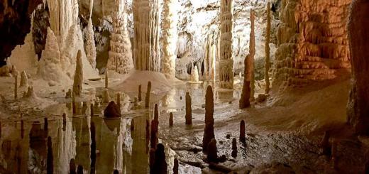 Stalaktiter och stalagmiter när de smälter samman