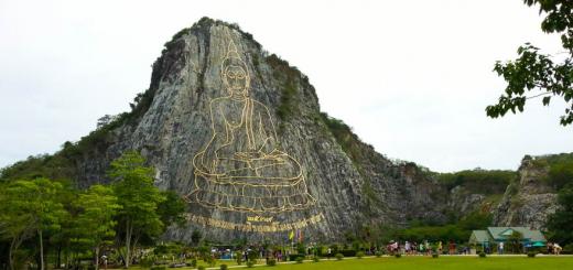 Berg med bilden av den gyllene Buddha i Pattaya - Khao Chi Chan Rock Buddha Pattaya